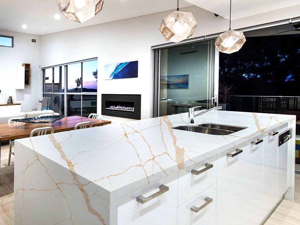 Bancada de cozinha em Calacata Gold com veios dourados