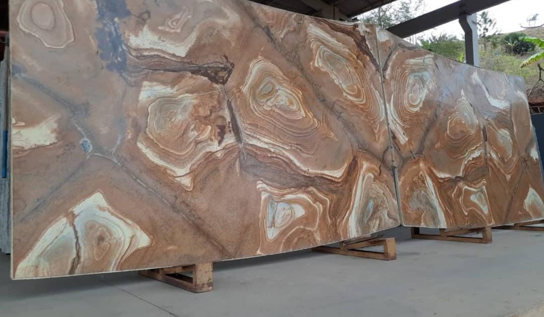 Chapas de pedra natural na sede da Marmoria Itagran